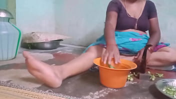 [Show Vegitable, Husband, Boobs Show Vegitable] Aunty Boobs Show Vegitable Cutting Handjob Hasband